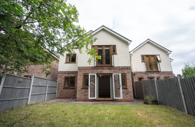 Runway House - 5BR + Balcony + 3 Bathroom near HS2 JLR NEC