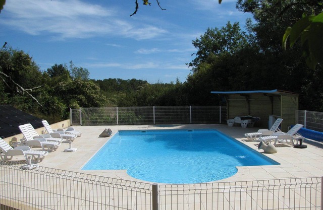 Rural family cottage for 6, shared pool, own terrace & garden, ping-pong table.