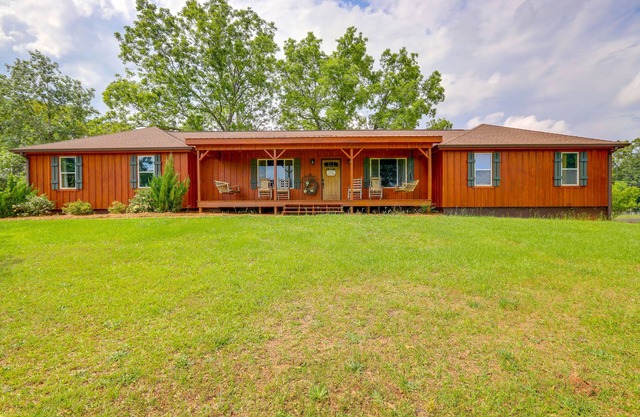 Rural Georgia Farmhouse Getaway w/Porches, Views