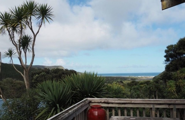 Ruru Cottage nestled at beautiful Bethells Beach