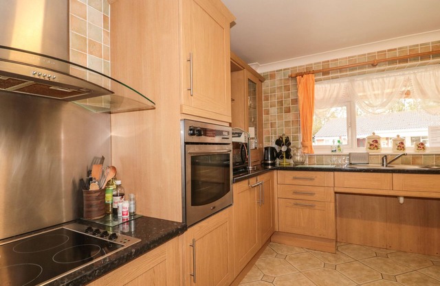 RUSSET, pet friendly, country holiday cottage, with a garden in Mark