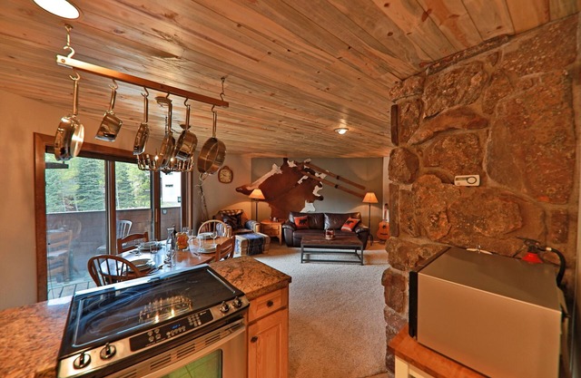 Rustic Condo with Modern Amenities, Free Bus &Walk to Slopes-Adventure Awaits!