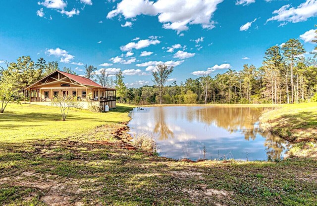 Rustic Elegance: Ponds, firepit
