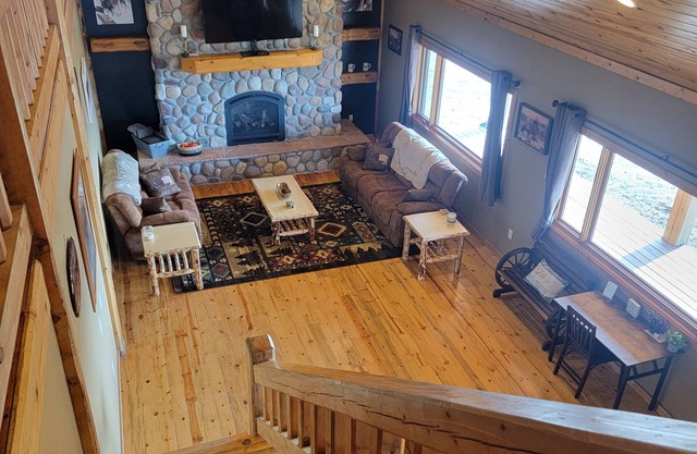 Rustic Knotty Pine Lodge with views!