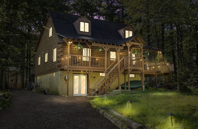 Rustic Luxury - Log Cabin in the Pocono Mountains - Indoor Sauna- Close to Ski