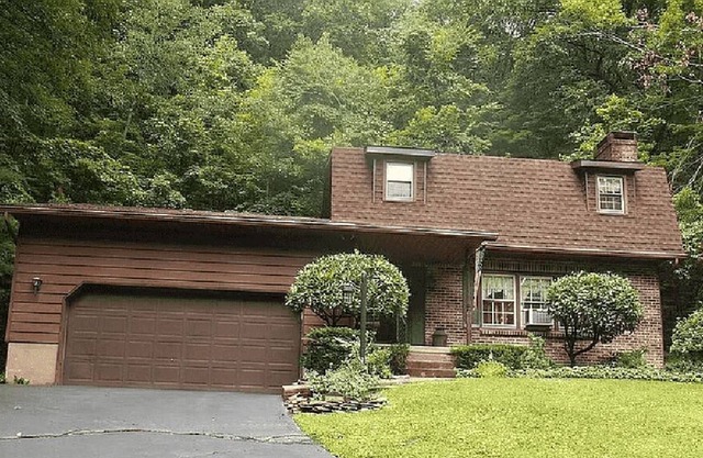 Rustic Peaceful 4 BR Home w/ King Bed/Fireplace!