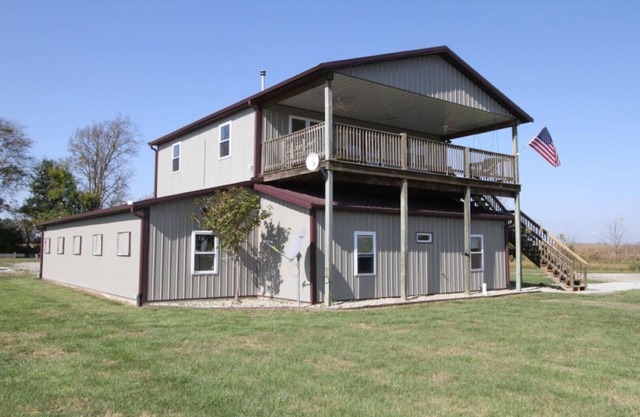 Rustic, rural, relaxing, family friendly stay! Excellent location 5 min to I74.