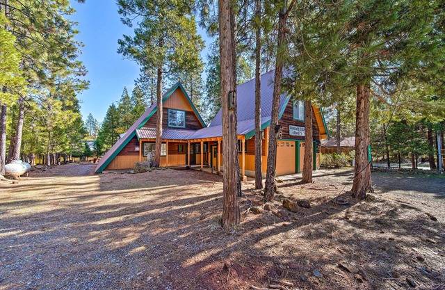 Rustic Trinity Center Cabin w/Deck Near Fishing!