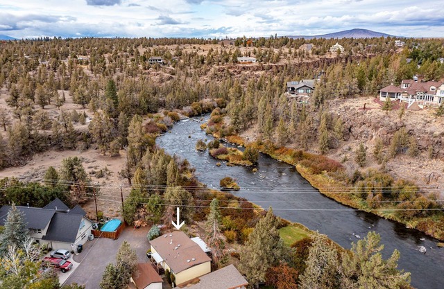 Rustic Tumalo Deschutes River Retreat