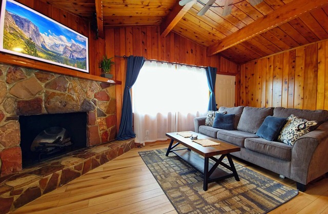Rustic Yosemite Cottage-King Suite-Mountain Views