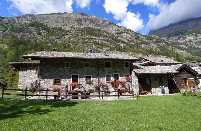 Rustico with large green area, potholes of the giants, paths and Alta via n. 2