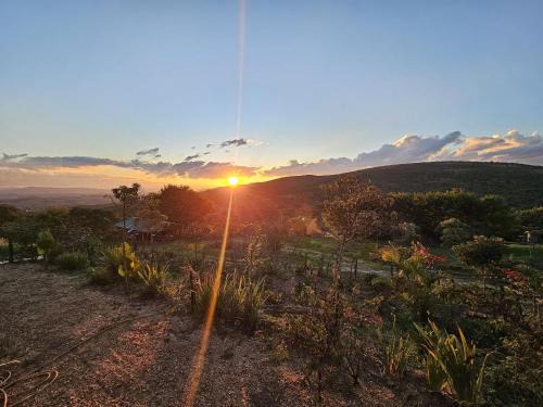 Sítio com lindo pôr do sol, tranquilidade na serra de Carrancas com riacho