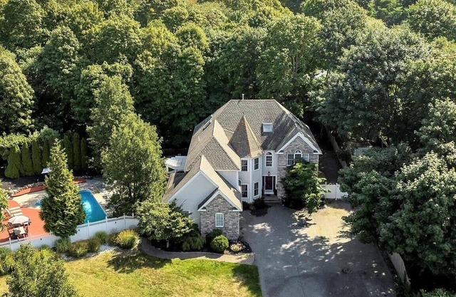 Sagamore Manor - Luxury XL Cape Retreat, Heated Pool, Minutes to Beaches!