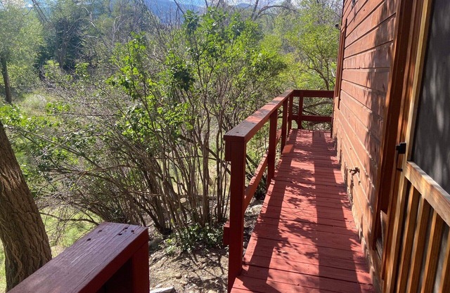 Salmon. Quaint apt w/sep entry in quiet neighborhood @ end dead end rd w/views!