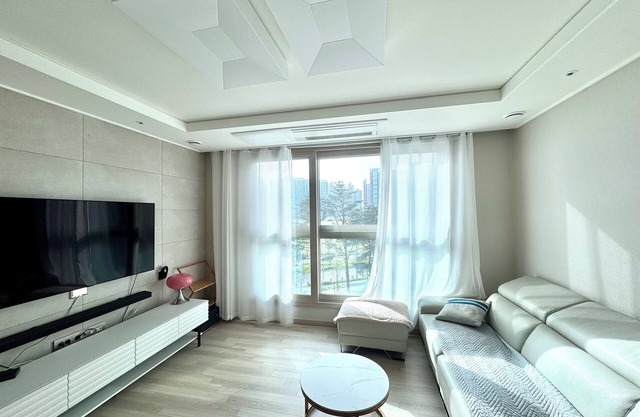 'Salon de Lune' Park view, In 5min Subway stn. Relax & cozy house. Pet-Friendly!