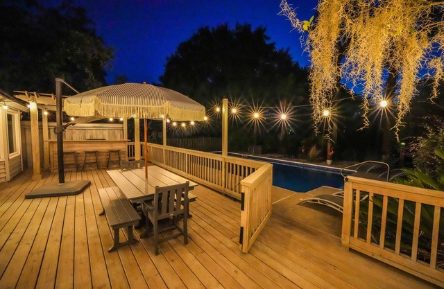 Sandfly home with cottage and pool, close to downtown and Tybee