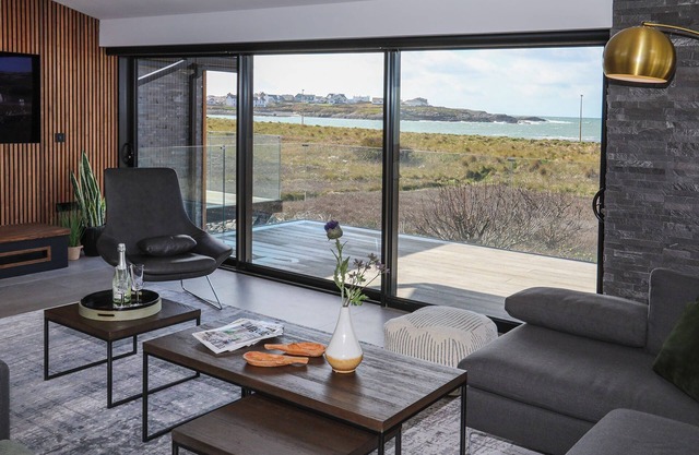Sandown House - an on the beach that sleeps 14 guests in 6 bedrooms
