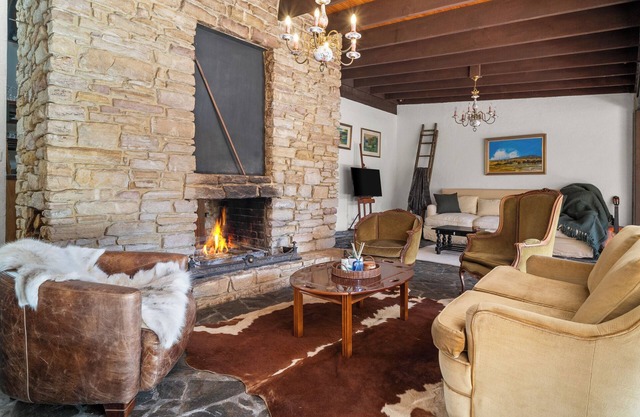 Sandstone Cottage With Cozy Open Fireplace in the Heart of Robertson