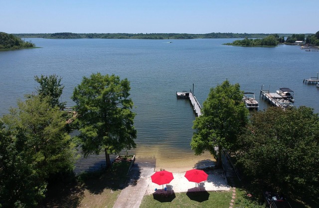 SANITIZED! Lake Marion Lakefront Sandy Beach, Ramp, Sleeps 19, Wi-Fi Cable