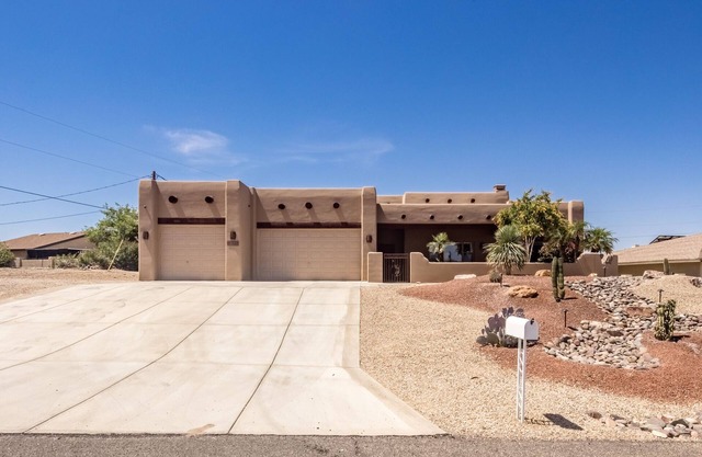 Santa Fe Pool Home w/Lake Views. Lots of Boat Parking. Close to Windsor Launch.