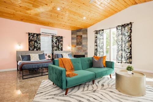 Santa Paula Relax and Play Private Modern Stay and Chefs Kitchen