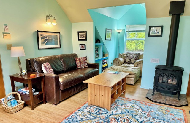 Saratoga Guest Cottage. Quiet & Tranquil Hideaway, Mountain & Ocean View