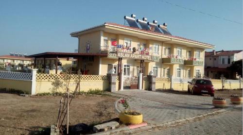 Saros Aslan Apart