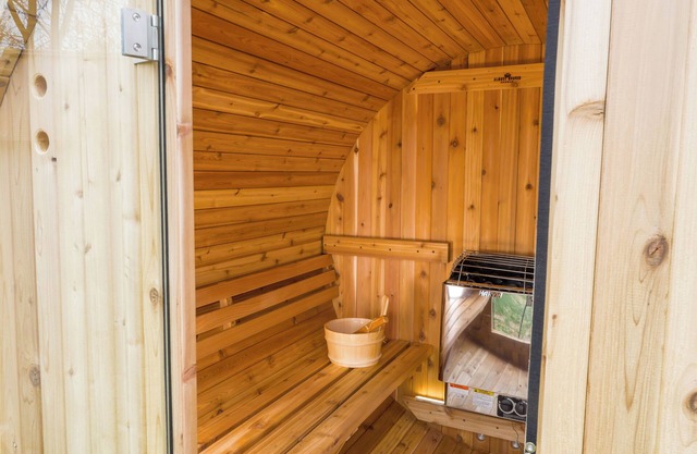 Sauna, Cold Plunge, Badminton, Entertain, 15 Min to Red Rocks, 10 Min to Denver