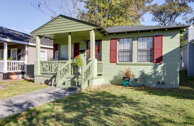 Savannah Home w/Yard ~ 3 Mi to Downtown!