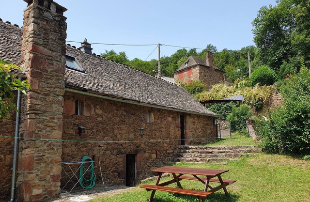 Scenic Barn Retreat: Explore and Relax in Aveyron