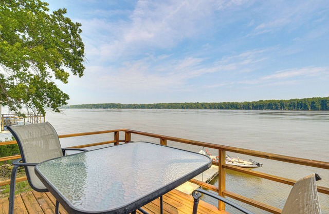 Scenic Views & Yard: Mississippi River Retreat!