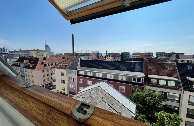 Schönes einfaches zentrales Zimmer über den Dächern der Stadt