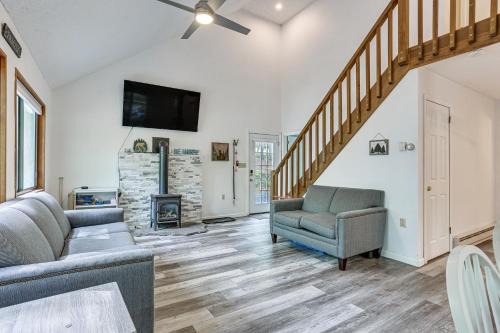 Screened Porch and Deck Pet-Friendly Poconos Escape