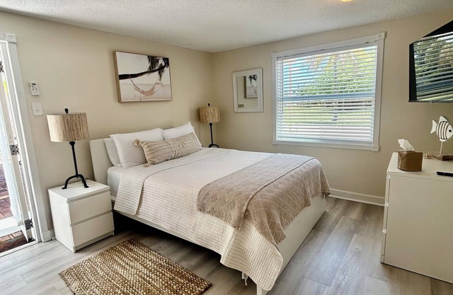 SEA SHELL COTTAGE, Sleeps 2 - Summer Vacation, Fishing & Lobster Season is Here!