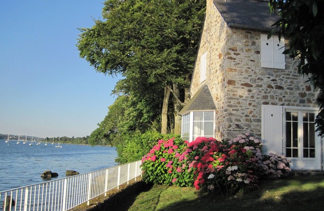Sea side house with a big garden