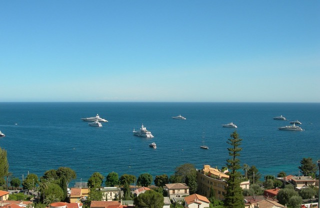 Sea view garden apartment with pool option. Near beach between Nice and Monaco