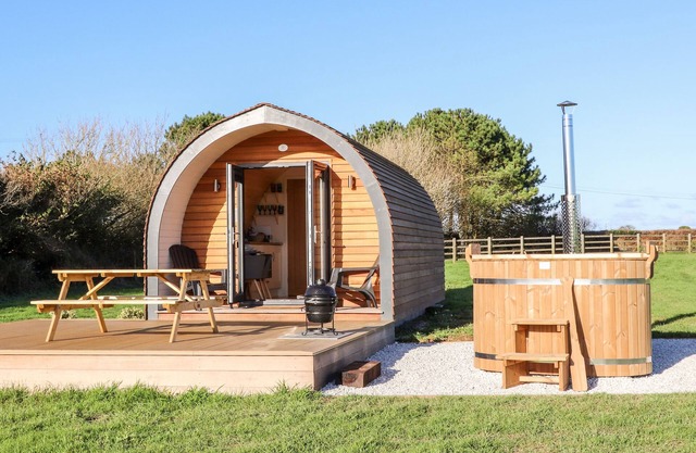 SEA VIEW, romantic, with hot tub in St Buryan