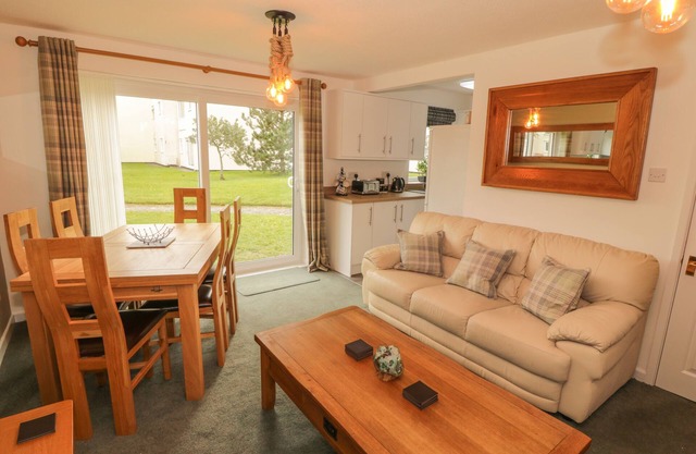 SEAGLASS, pet friendly, country holiday cottage in Harlech