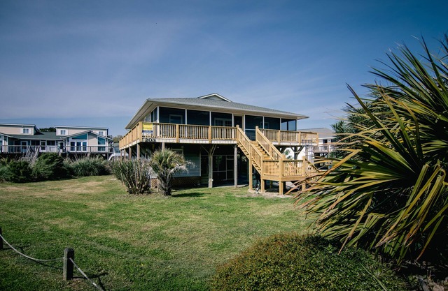 SeaGrass-Large Pet-Friendly Home on Lagoon; Beach Views; Easy Beach Access