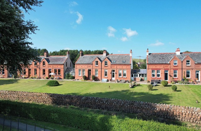 SEASCAPE, family friendly, character holiday cottage in Annan