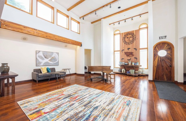 Seaside Art Gallery Loft: Inspire Your Creativity with Breathtaking Views!