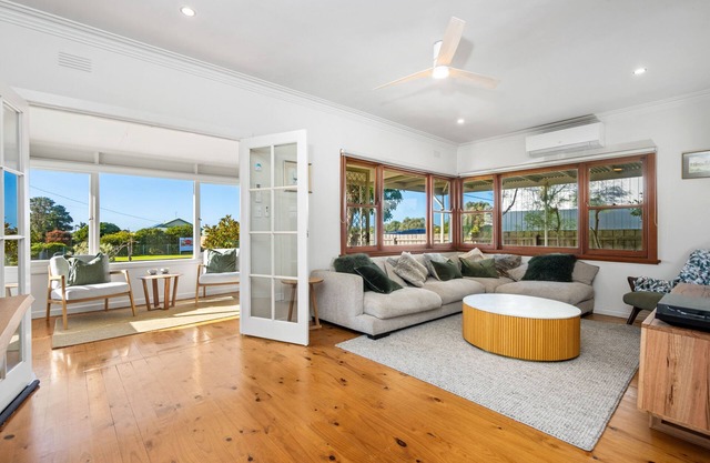 Seaside Chic: stylish, private, conveniently located, minutes from beach/town
