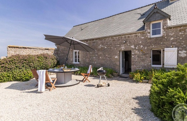 Seaside house with beach access, modern amenities and family space