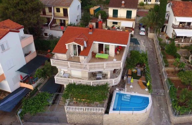 Seaside house with a swimming pool Okrug Donji, Čiovo (K-13428)