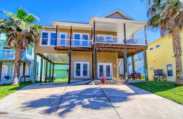 Seaside Paradise – Upstairs Unit 3BR/2BA – Great deck! Close to beach and pool.