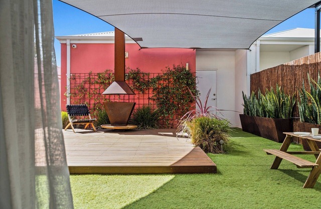 Seaside Stay | 3BR | Fire Pit | opposite Cafe | Sleeps 8 | dog friendly | beach