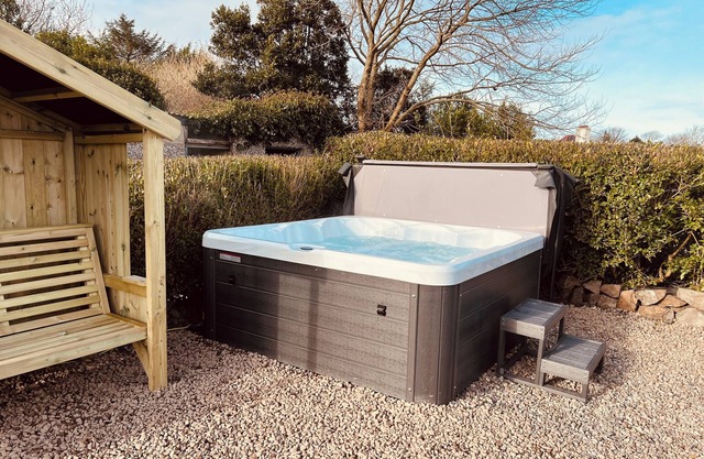 Seaside stone cottage with hot tub - Ty Fin Cottage