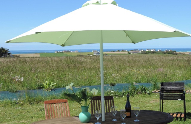 Seaside villa, beach access on foot