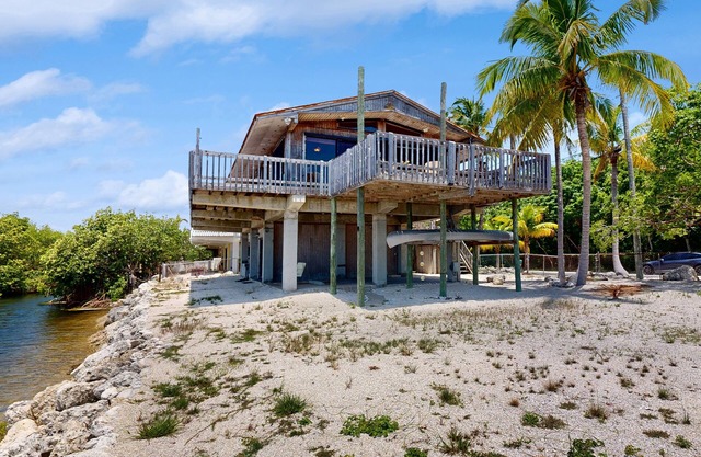 Secluded beach hideaway with wide ocean views, kayaks & canoes