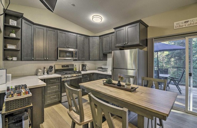 Secluded Butte Meadows Cabin with Deck and Grill!